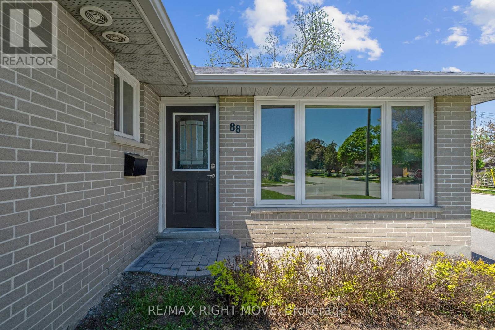 88 Rose Street, Barrie, Ontario  L4M 2T2 - Photo 4 - S12146328