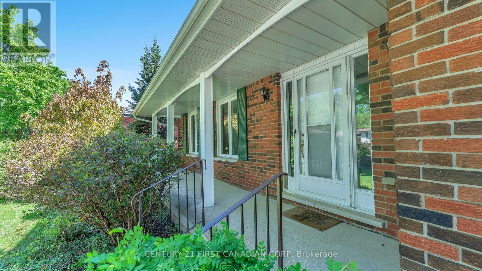 325 Helen Drive, Strathroy Caradoc, Ontario  N7G 3M6 - Photo 2 - X12158905