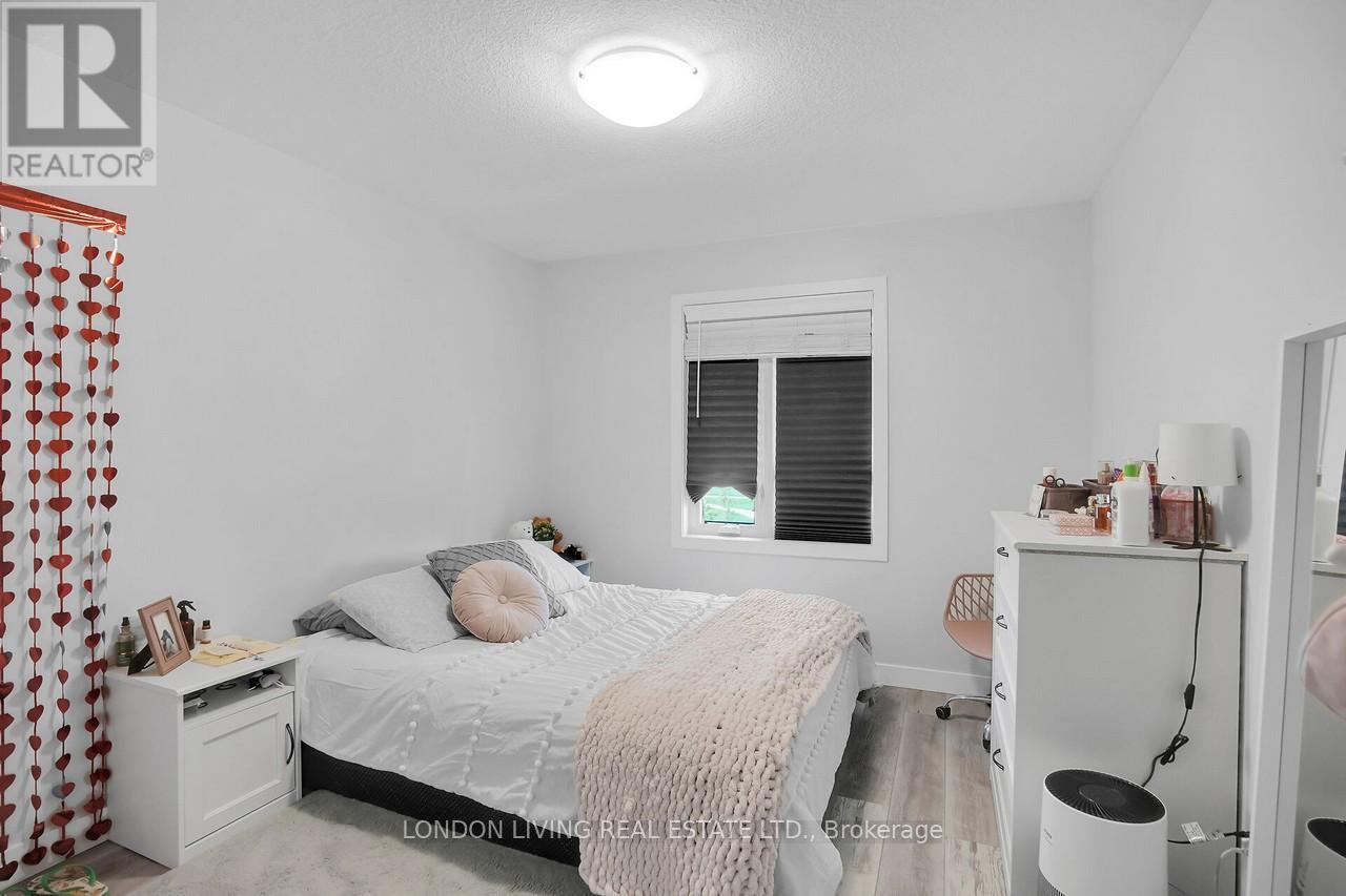 Photo 30 of 42 for 28 - 3380 Singleton Avenue