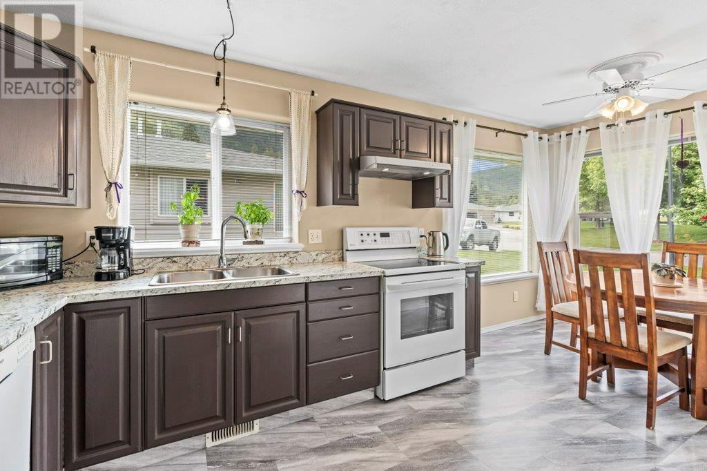 2675 Pine Avenue Unit# 14, Lumby, British Columbia  V0E 2G5 - Photo 4 - 10347961