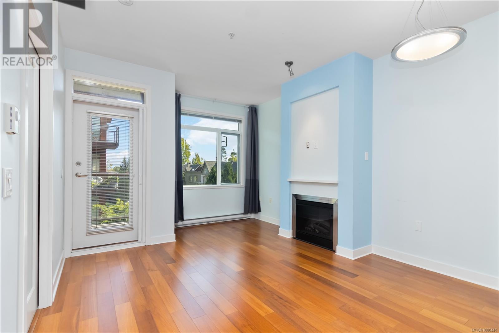 302 3614 Richmond Rd, Saanich, British Columbia  V8P 4R5 - Photo 3 - 1000445