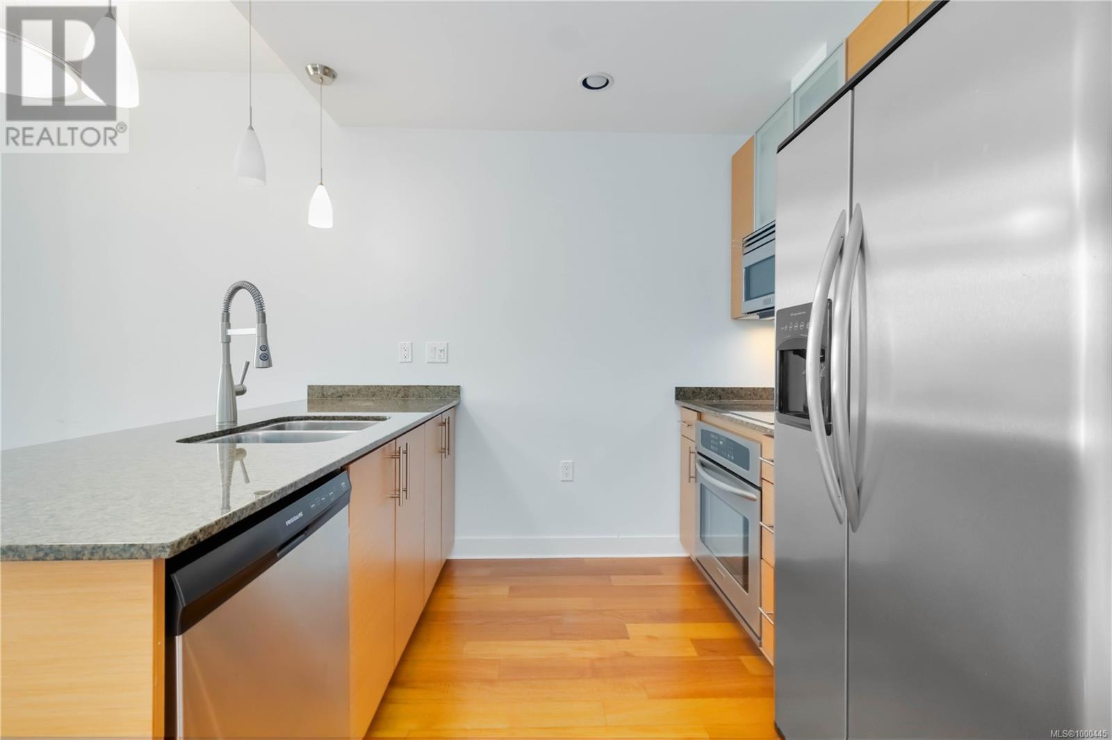 302 3614 Richmond Rd, Saanich, British Columbia  V8P 4R5 - Photo 5 - 1000445
