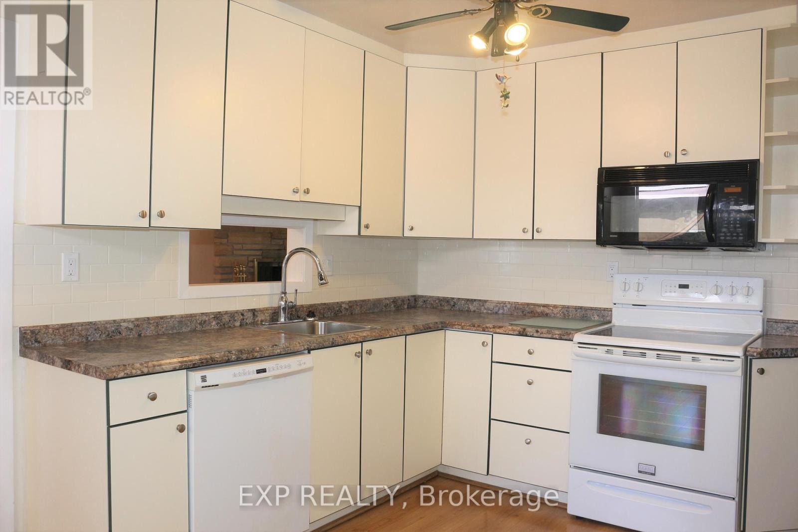11 Hillview Road, Ottawa, Ontario  K2H 5G5 - Photo 10 - X12159102