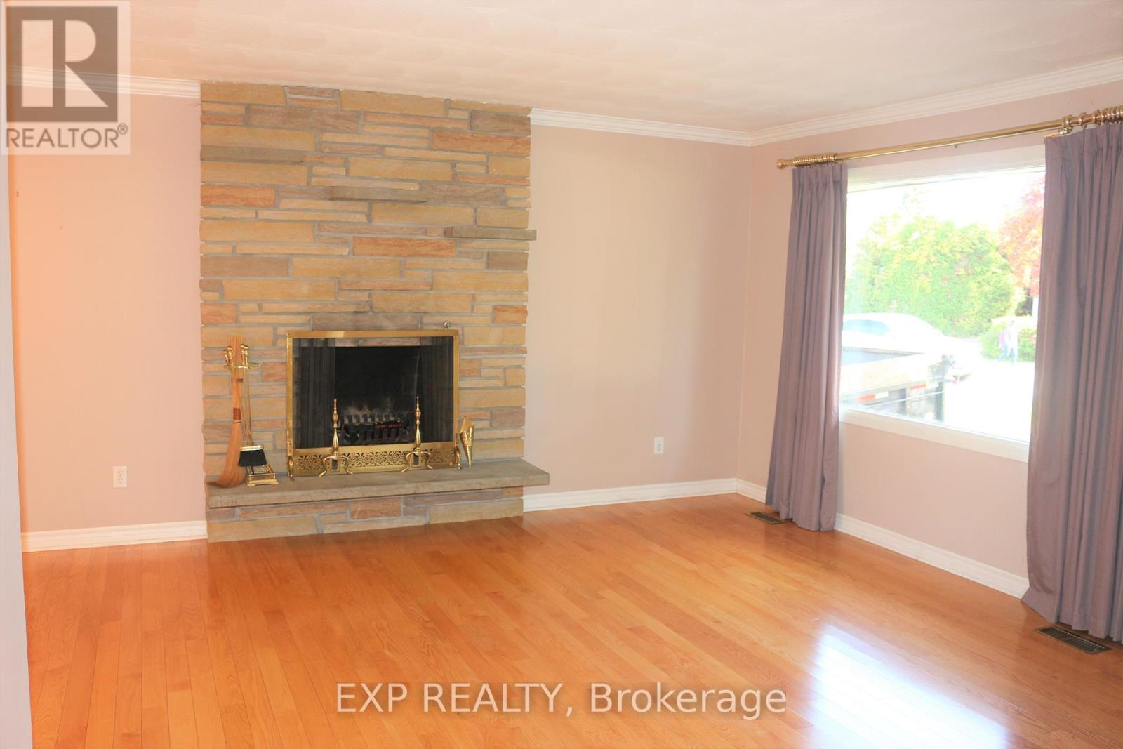 11 Hillview Road, Ottawa, Ontario  K2H 5G5 - Photo 2 - X12159102