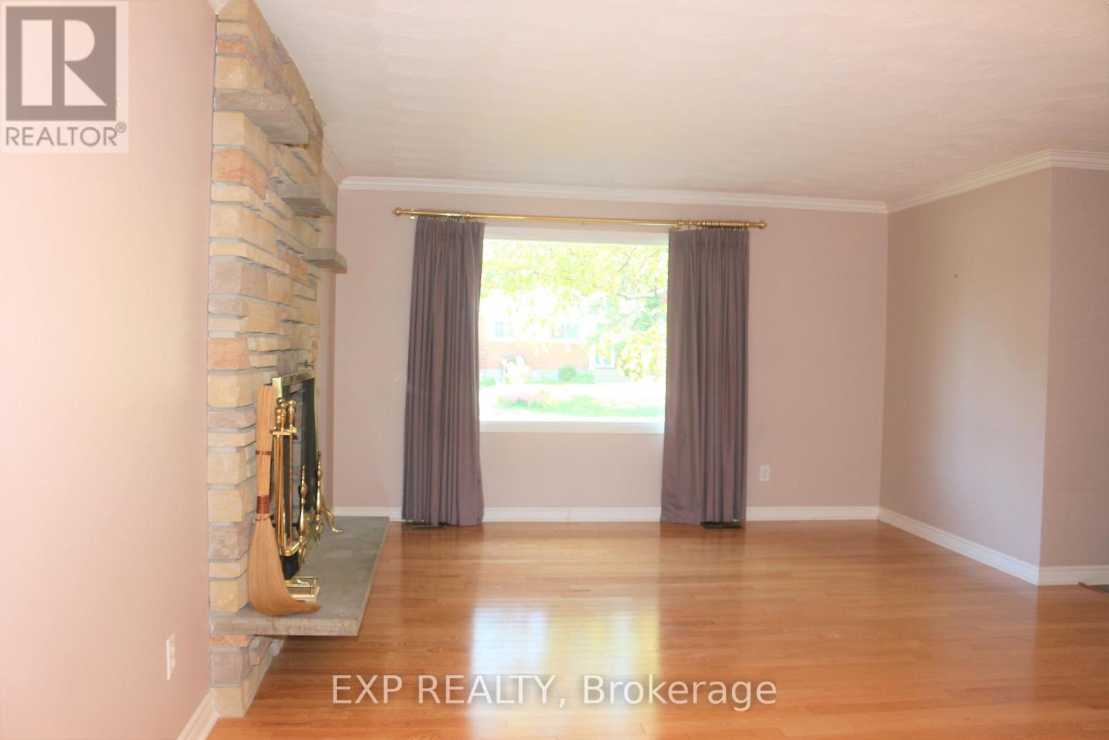 11 Hillview Road, Ottawa, Ontario  K2H 5G5 - Photo 3 - X12159102