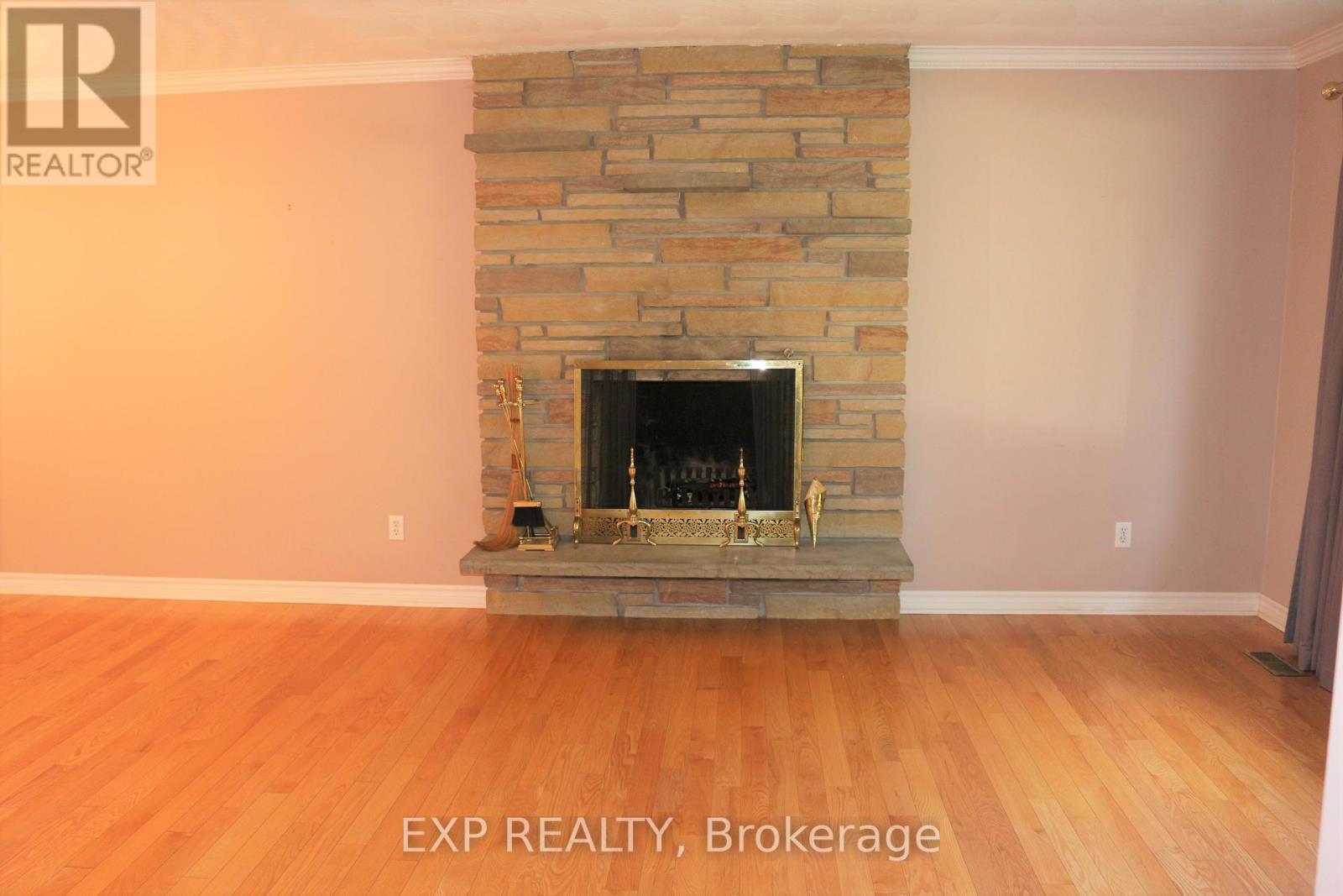 11 Hillview Road, Ottawa, Ontario  K2H 5G5 - Photo 4 - X12159102