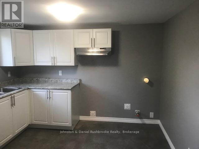 28 Grove Street E, Barrie, Ontario L4M 2N7 - Photo 2 - S12158918