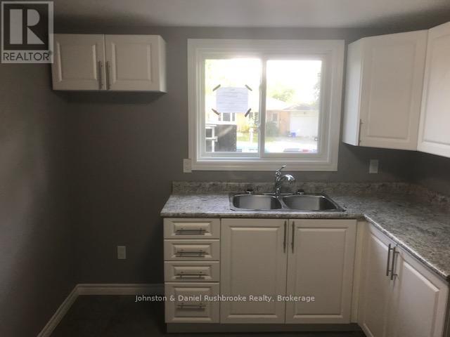 28 Grove Street E, Barrie, Ontario L4M 2N7 - Photo 3 - S12158918
