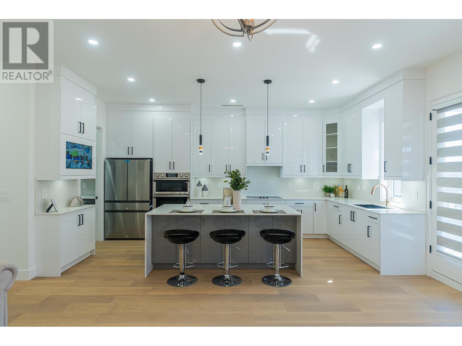 Listing Picture 16 of 38 : 4152 PENDER STREET, Burnaby / 本拿比 - 魯藝地產 Yvonne Lu Group - MLS Medallion Club Member