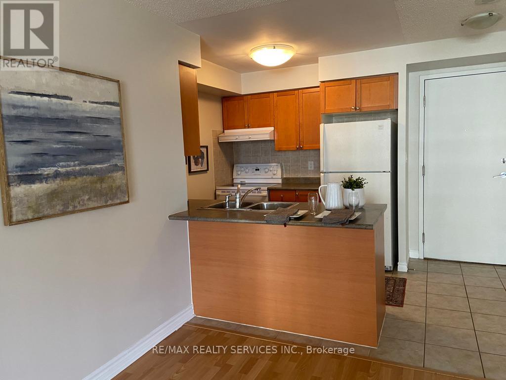 718 - 3880 Duke Of York Boulevard, Mississauga, Ontario  L5B 4M7 - Photo 3 - W12158796