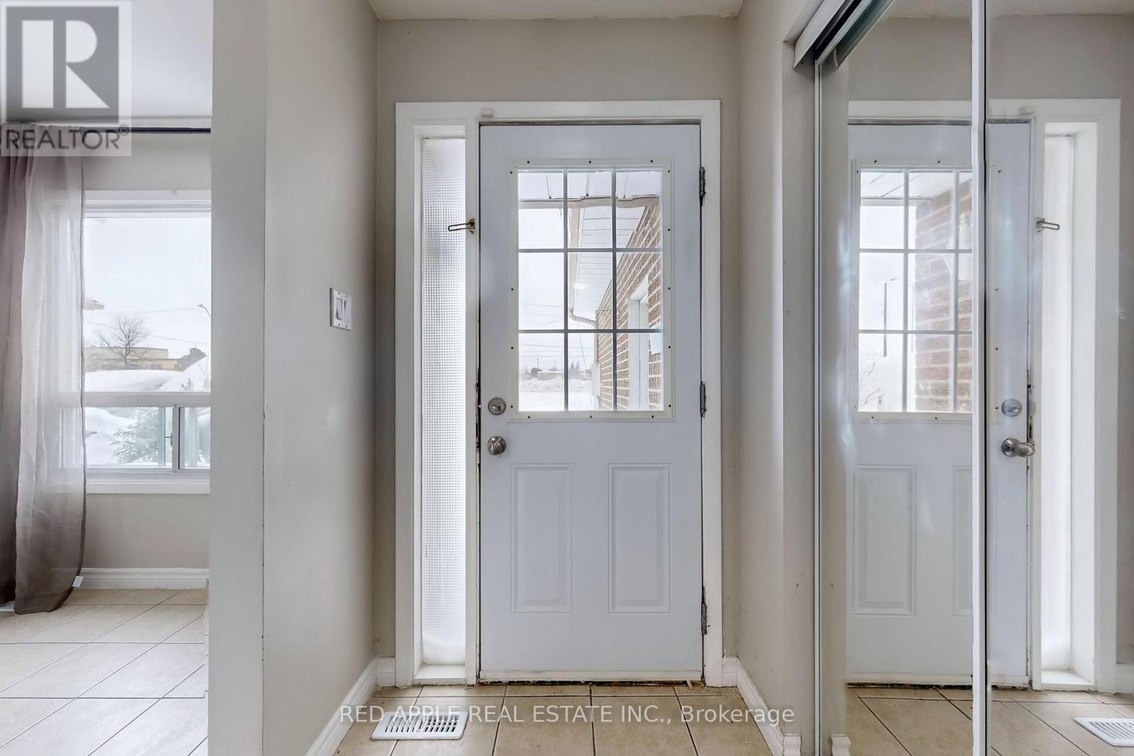 Upper - 50 Whitehaven Drive, Brampton, Ontario  L6Z 2R5 - Photo 3 - W12158898