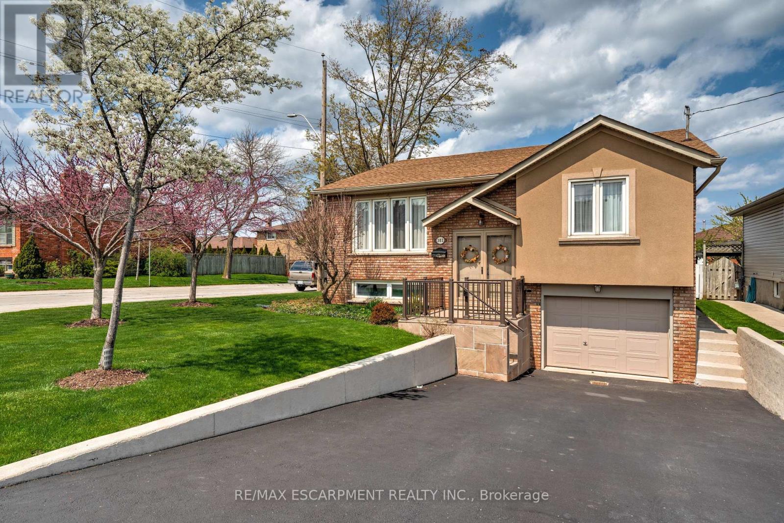 302 Highridge Avenue, Hamilton, Ontario  L8E 3W3 - Photo 1 - X12158886