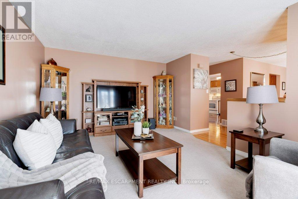 302 Highridge Avenue, Hamilton, Ontario  L8E 3W3 - Photo 12 - X12158886