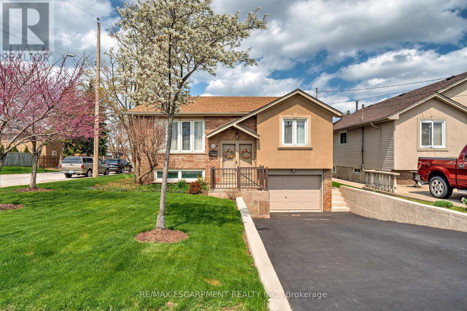 302 Highridge Avenue, Hamilton, Ontario  L8E 3W3 - Photo 2 - X12158886