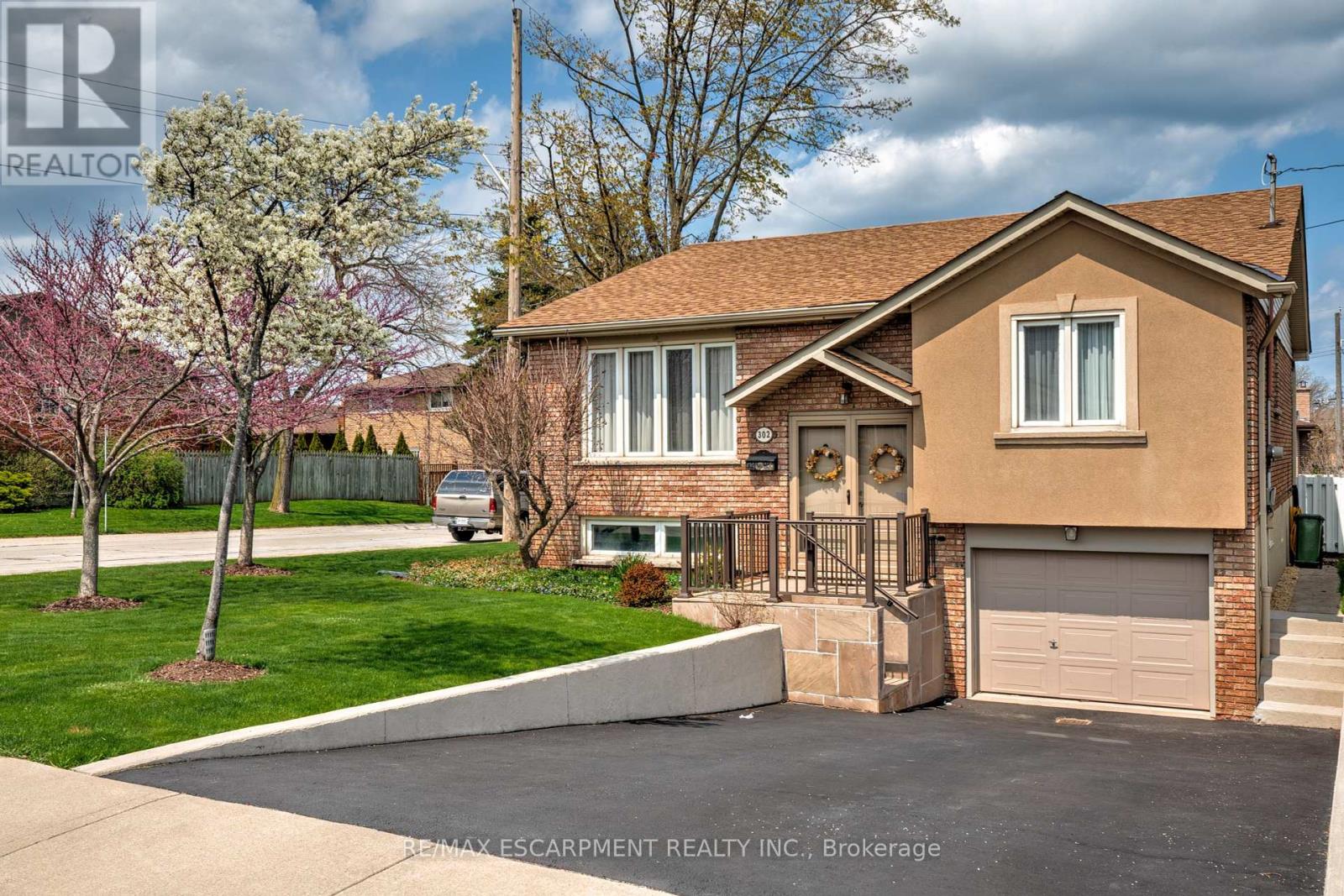 302 Highridge Avenue, Hamilton, Ontario  L8E 3W3 - Photo 5 - X12158886
