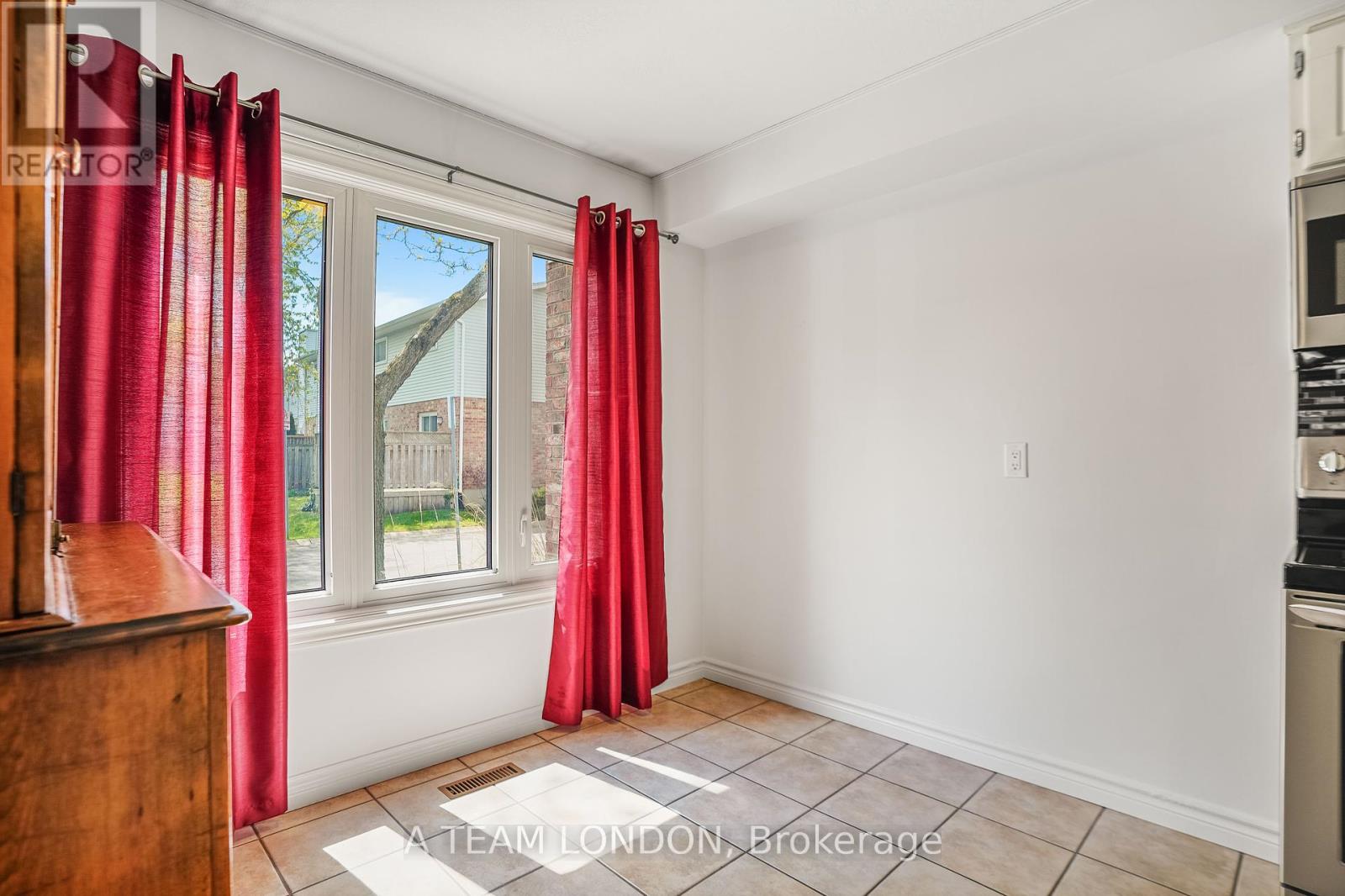 Photo 6 of 36 for 2 - 189 Homestead Crescent