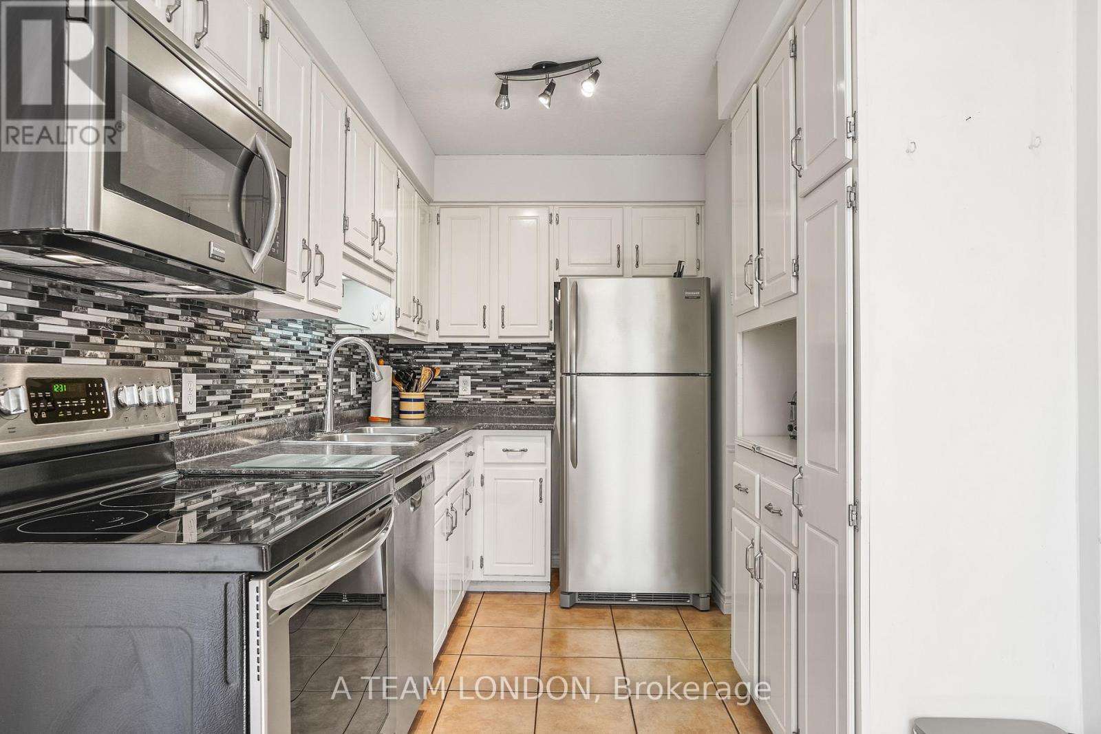 Photo 9 of 36 for 2 - 189 Homestead Crescent