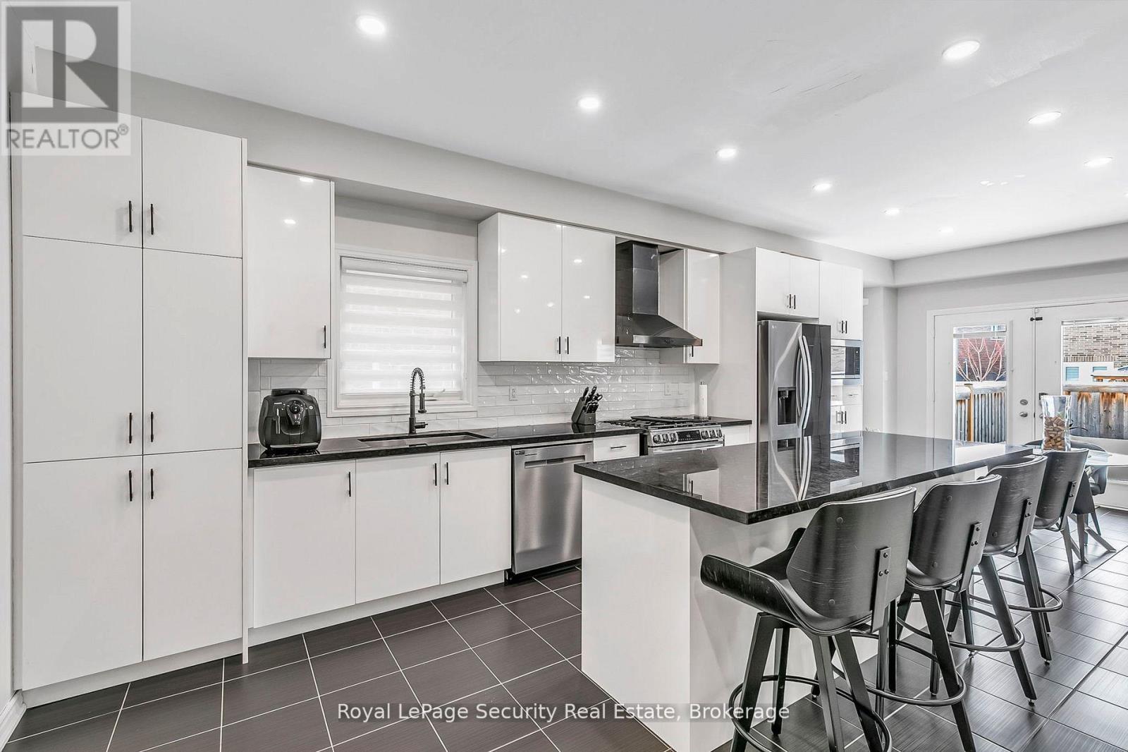 202 Gardiner Drive, Bradford West Gwillimbury, Ontario  L3Z 0J5 - Photo 14 - N12159020