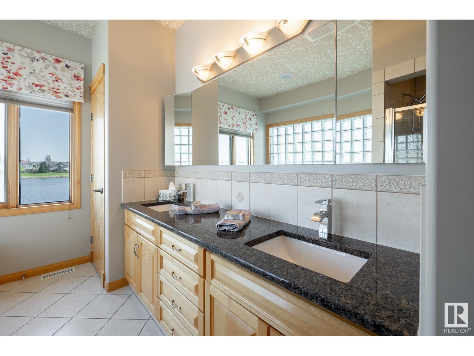 Property at 16207 89 ST NW image 3