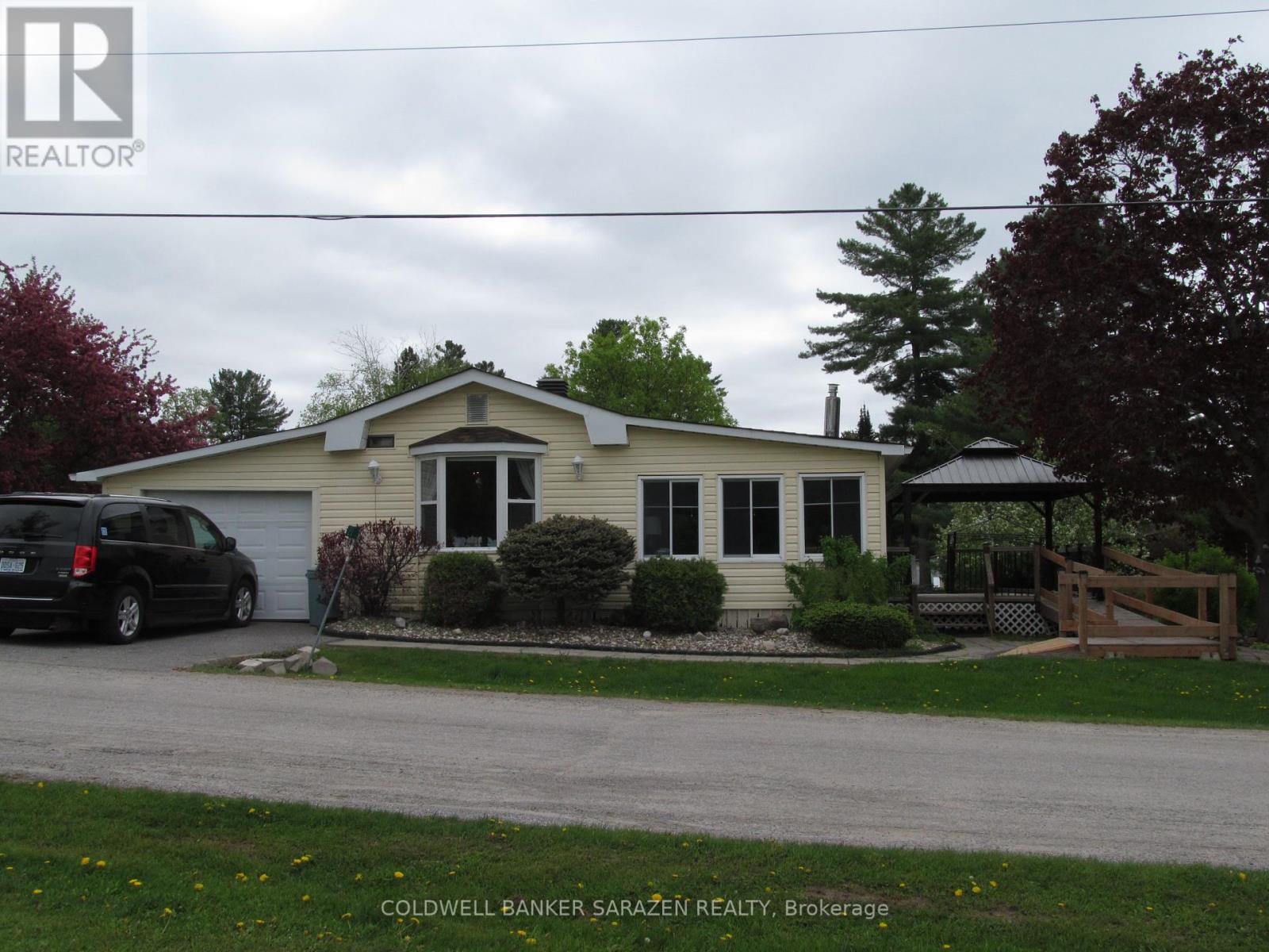 21 Lakefront Lane, Mcnab/braeside, Ontario  K0A 3L0 - Photo 1 - X12138511