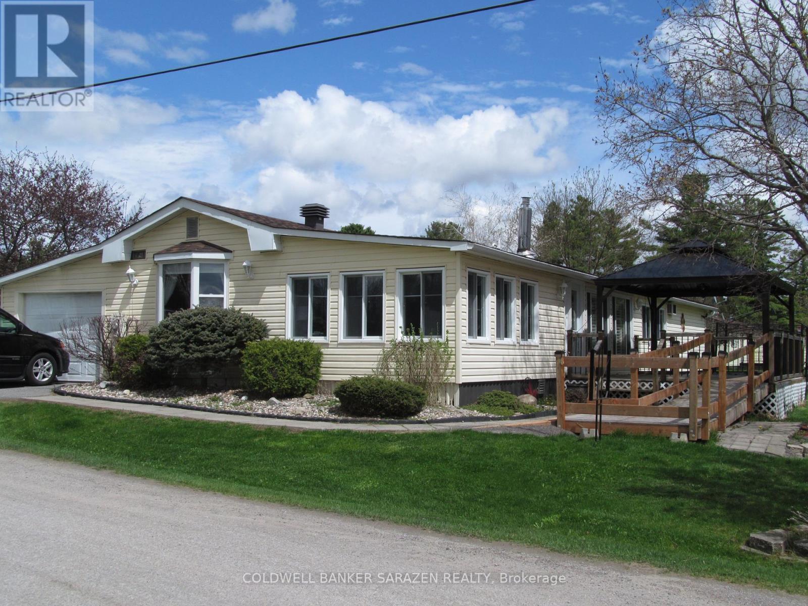 21 Lakefront Lane, Mcnab/braeside, Ontario  K0A 3L0 - Photo 2 - X12138511