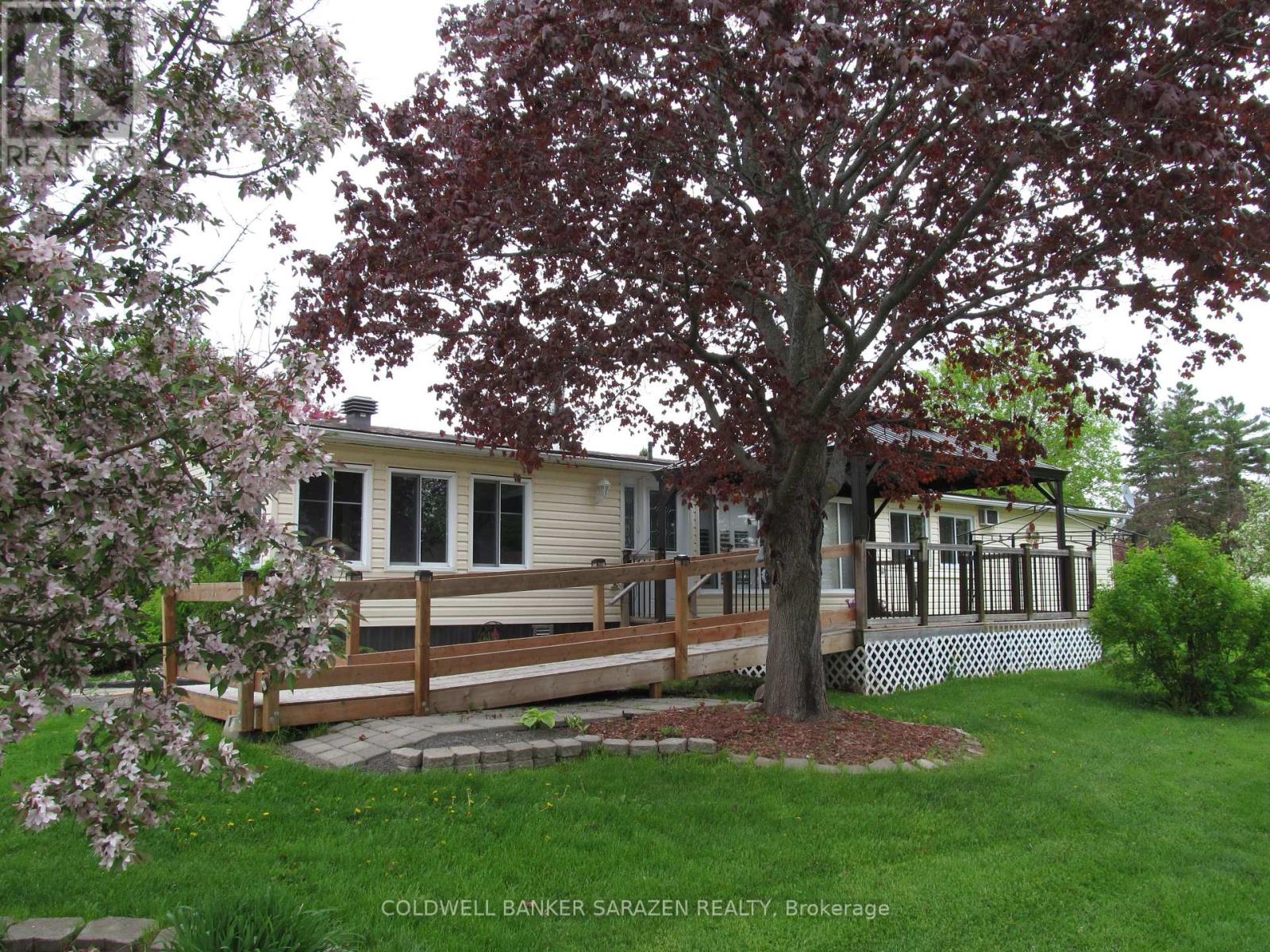 21 Lakefront Lane, Mcnab/braeside, Ontario  K0A 3L0 - Photo 4 - X12138511