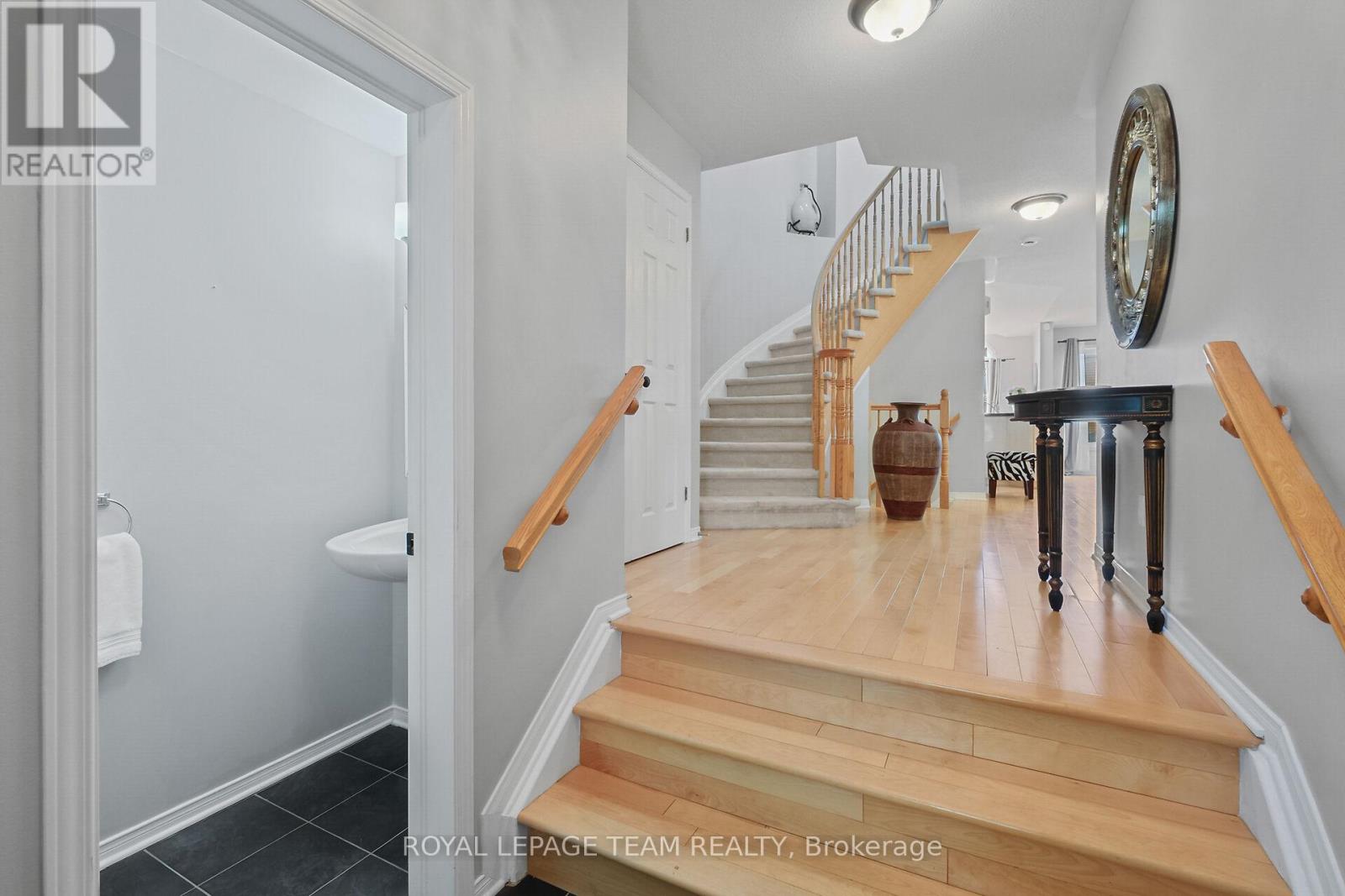2072 Dunollie Crescent, Ottawa, Ontario  K2W 1H6 - Photo 9 - X12158345