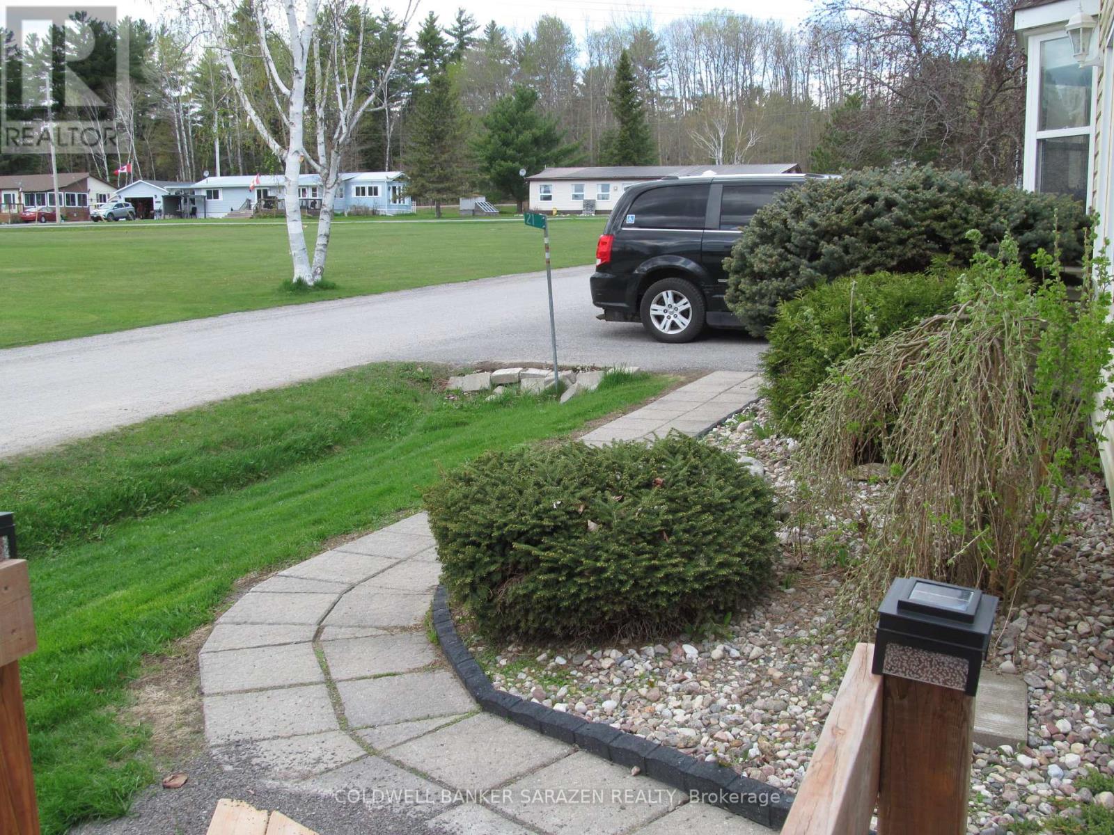21 Lakefront Lane, Mcnab/braeside, Ontario  K0A 3L0 - Photo 5 - X12138511