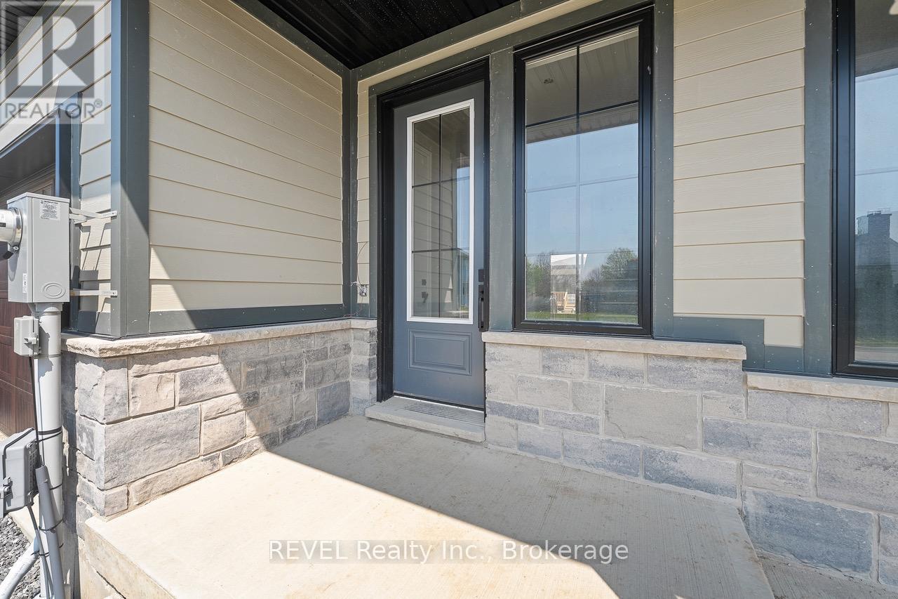 99 Ivy Crescent, Thorold, Ontario  L2V 4N9 - Photo 2 - X12159294