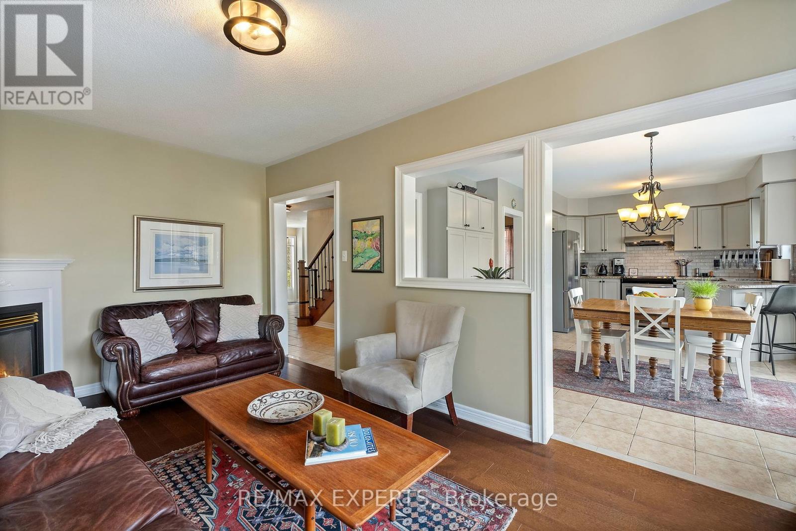228 Sawmill Valley Drive, Newmarket, Ontario  L3X 2W1 - Photo 5 - N12094766