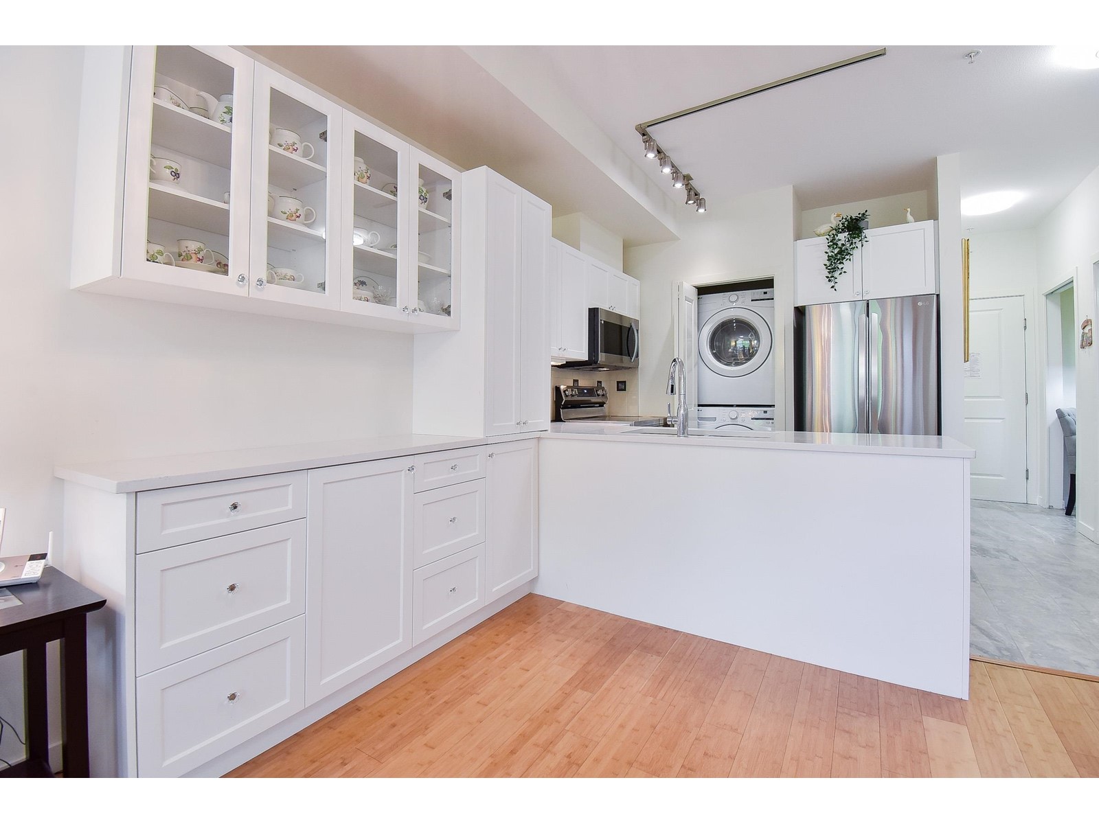 204 2511 King George Boulevard, Surrey, British Columbia  V4P 0C7 - Photo 6 - R2998306
