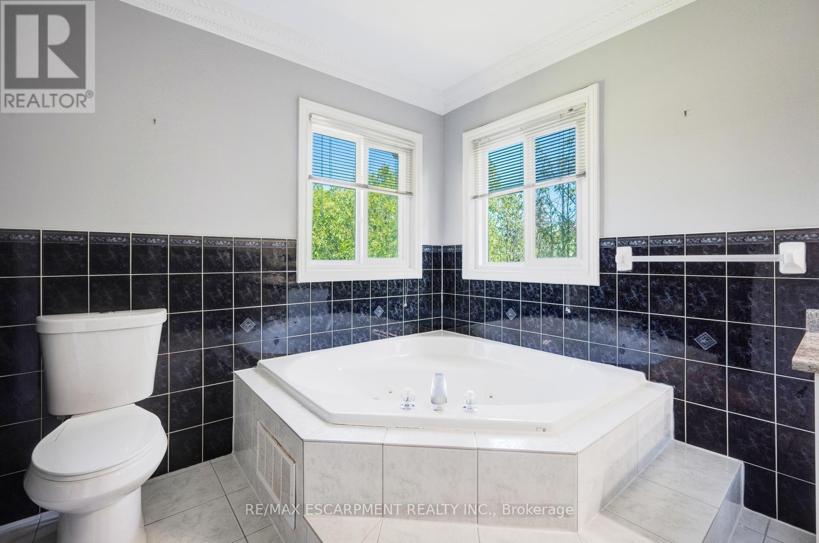 2031 Eckland Court, Mississauga, Ontario  L5L 5W5 - Photo 29 - W12159199