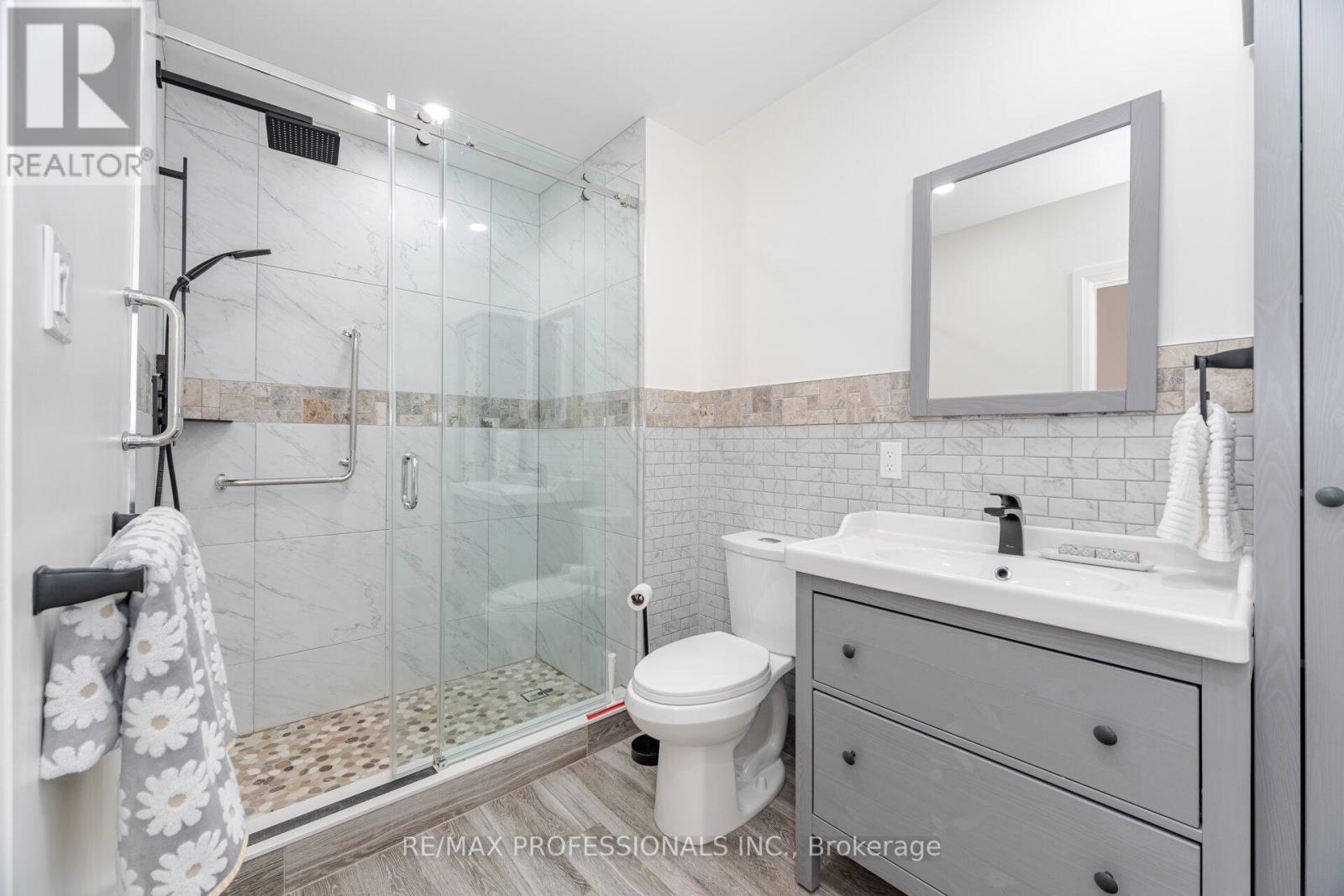 37 Thicket Road, Toronto, Ontario  M9C 2T4 - Photo 17 - W12159201