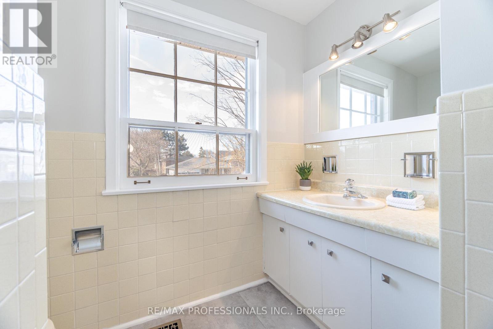 37 Thicket Road, Toronto, Ontario  M9C 2T4 - Photo 25 - W12159201