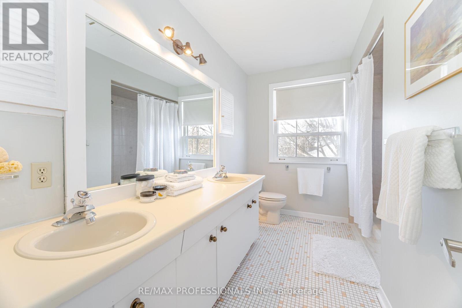 37 Thicket Road, Toronto, Ontario  M9C 2T4 - Photo 30 - W12159201