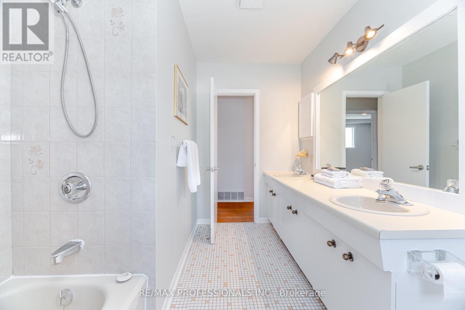 37 Thicket Road, Toronto, Ontario  M9C 2T4 - Photo 31 - W12159201