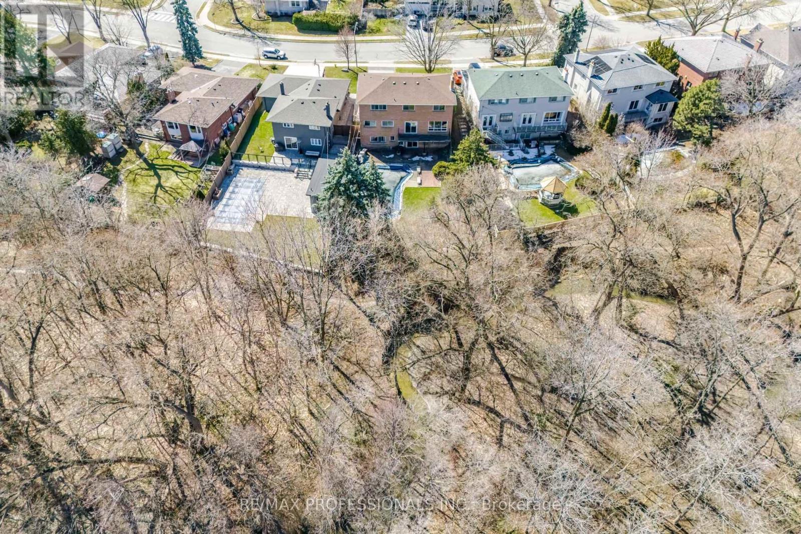 37 Thicket Road, Toronto, Ontario  M9C 2T4 - Photo 44 - W12159201