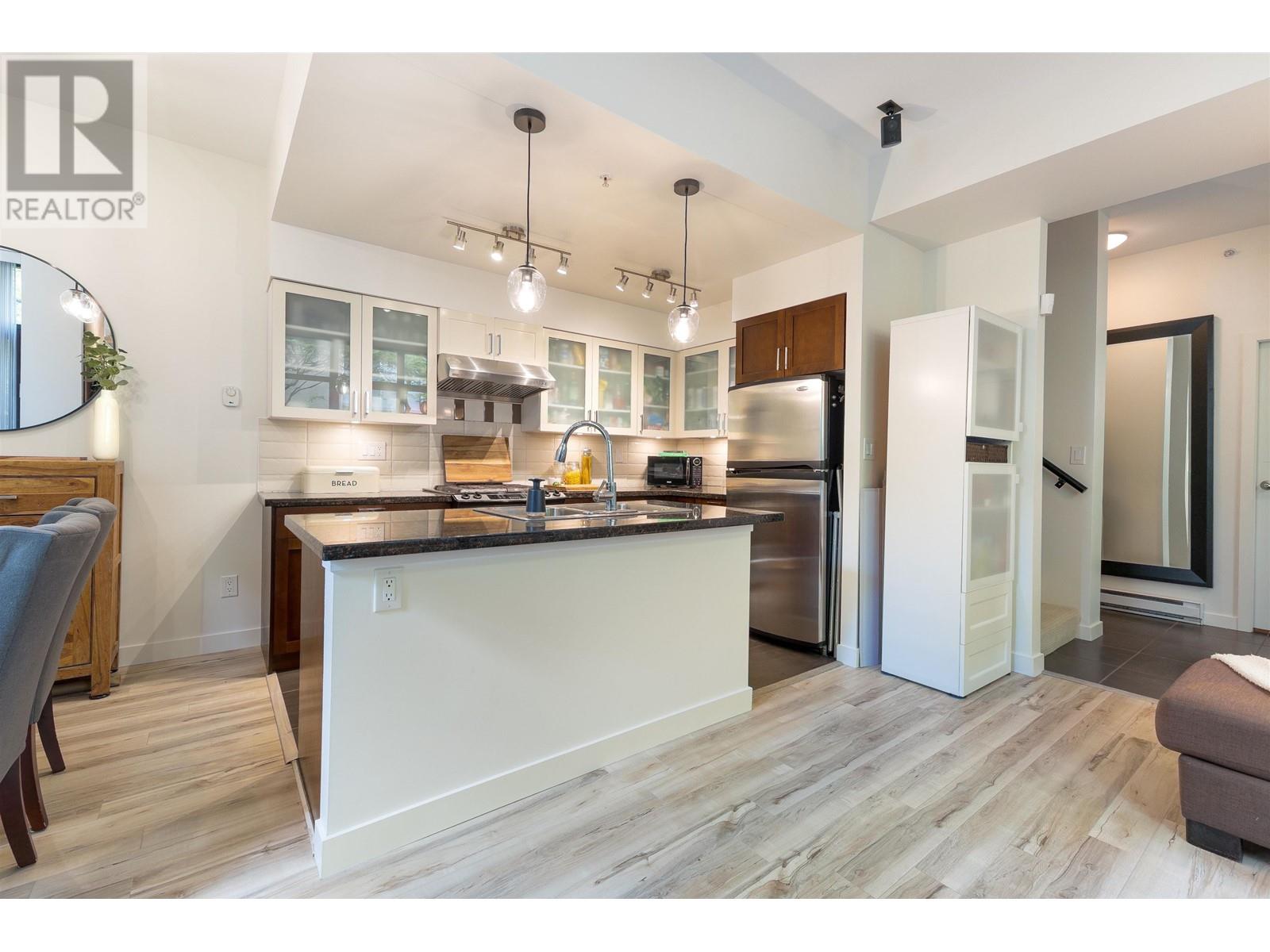 107 1 Renaissance Square, New Westminster, British Columbia  V3M 0B6 - Photo 5 - R2993415