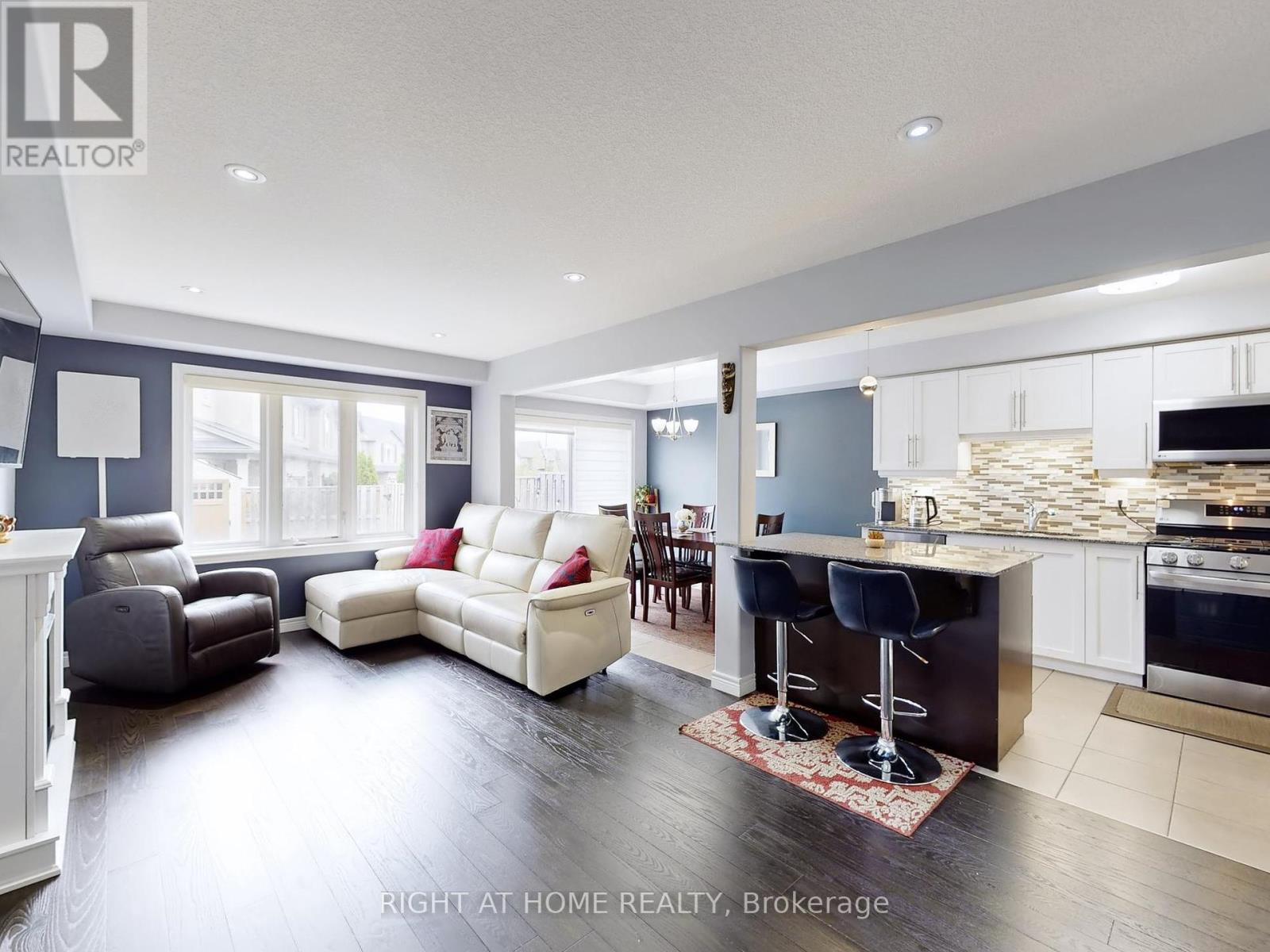 133 Westbank Trail, Hamilton, Ontario  L8J 0H3 - Photo 4 - X12159174