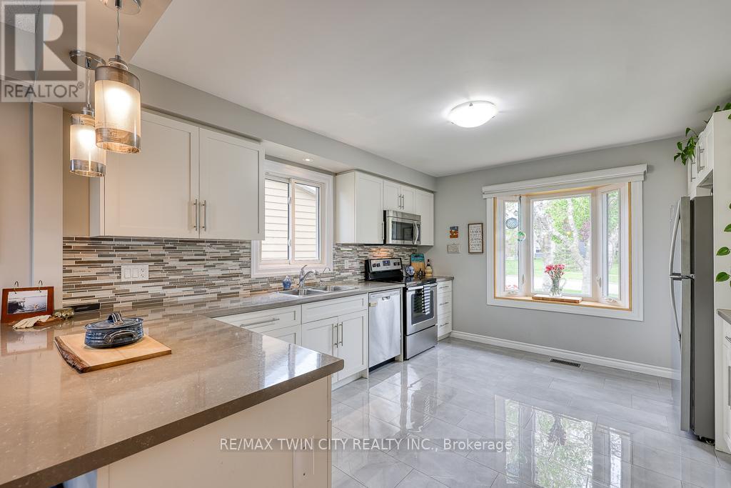 18 Charnwood Court, Kitchener, Ontario  N2N 1L3 - Photo 6 - X12159176