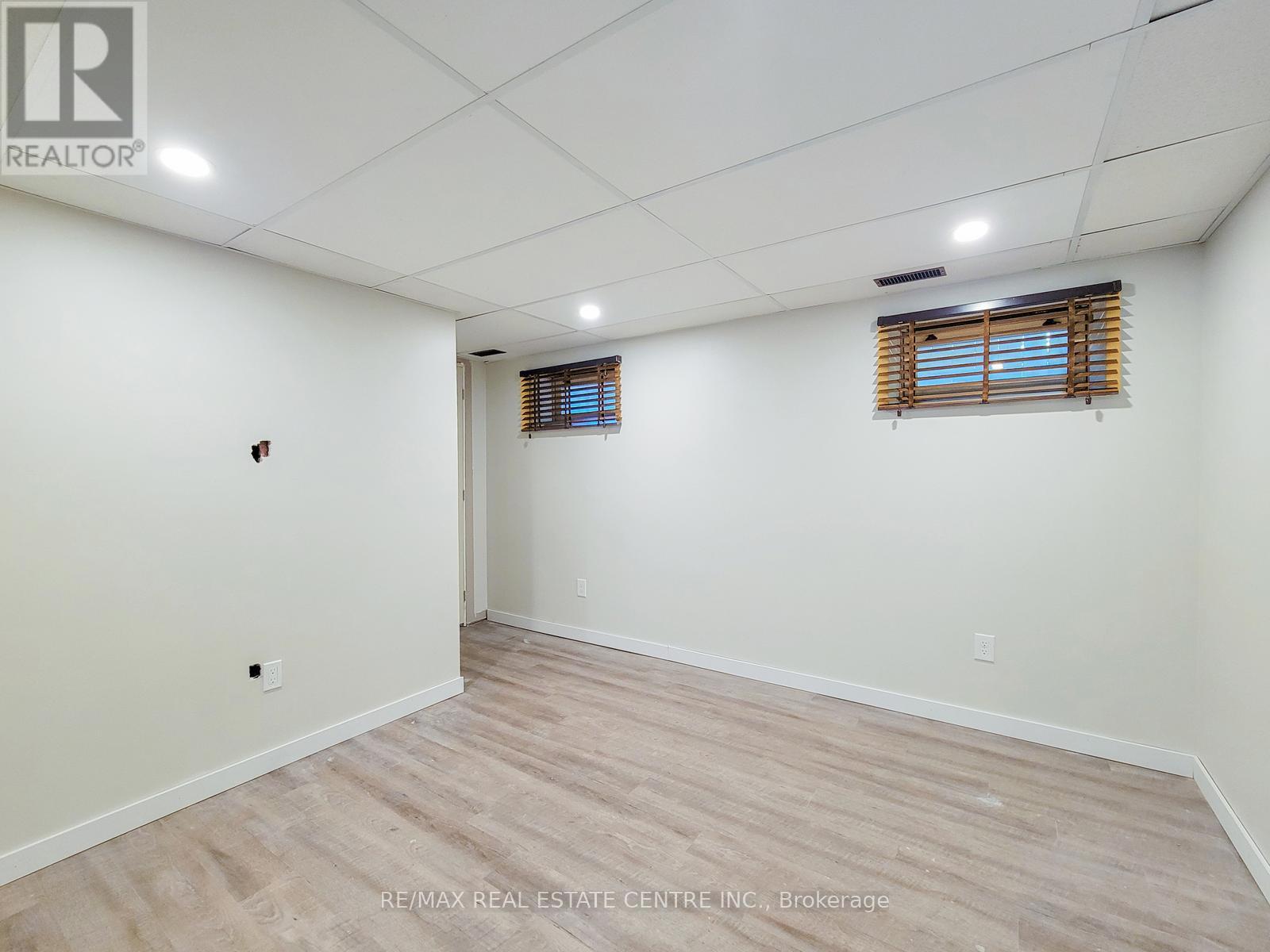 363 East 27th Street, Hamilton, Ontario  L8V 3G9 - Photo 11 - X12159208