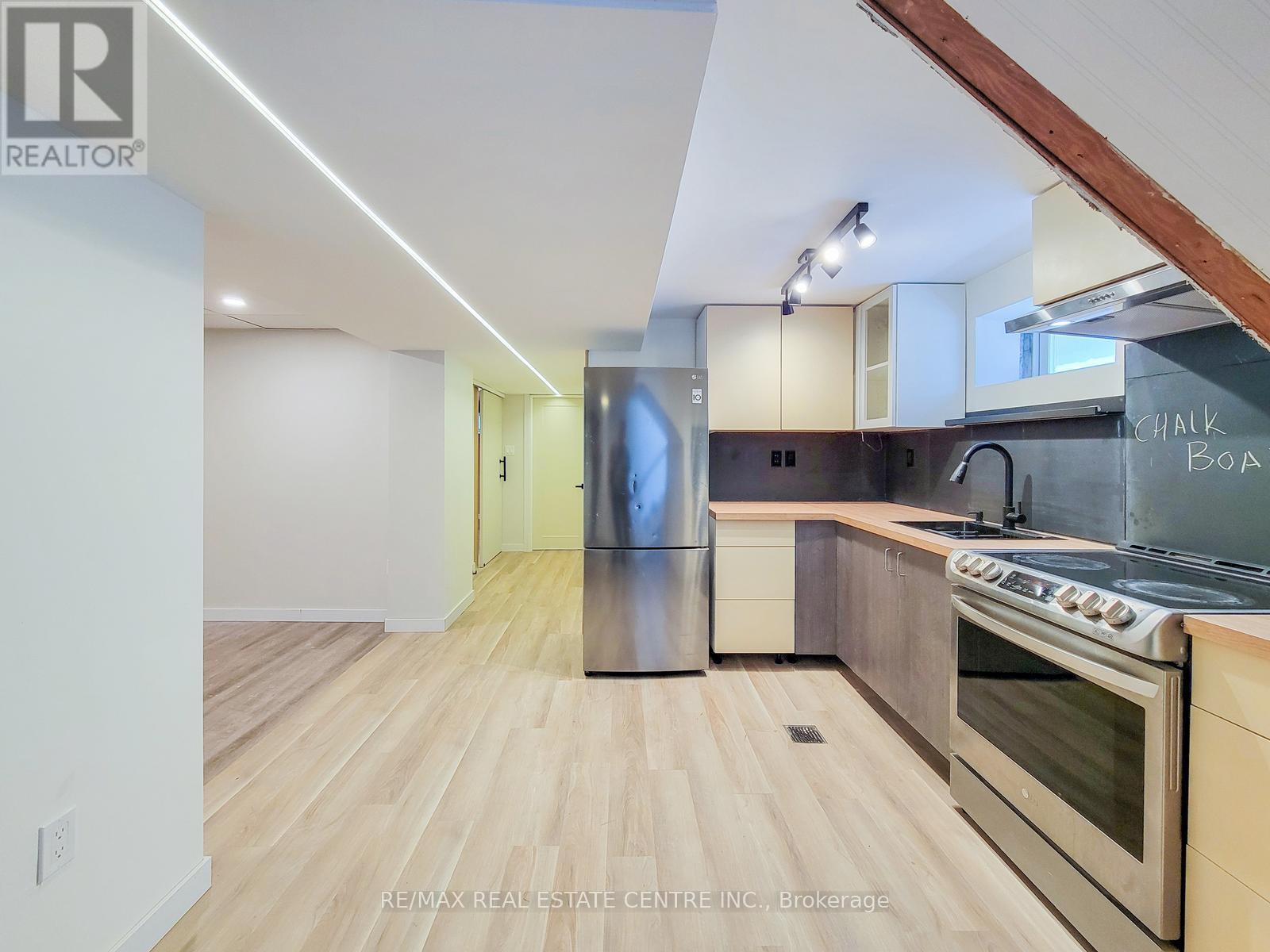 363 East 27th Street, Hamilton, Ontario  L8V 3G9 - Photo 5 - X12159208