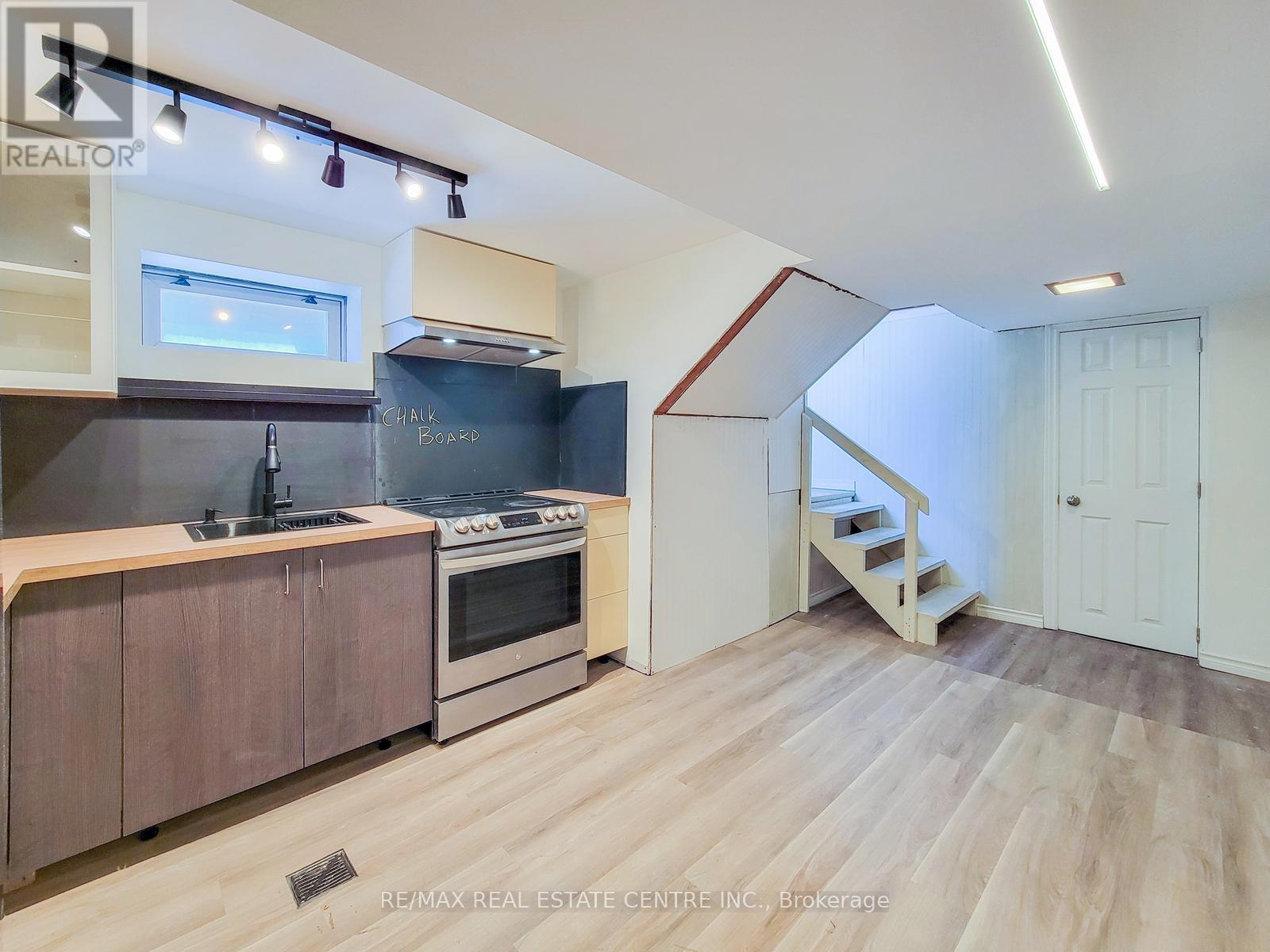 363 East 27th Street, Hamilton, Ontario  L8V 3G9 - Photo 8 - X12159208