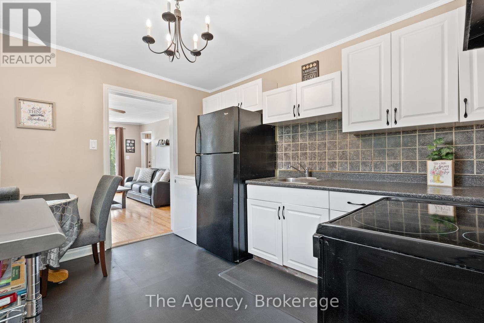 3 Phyllis Street, Fort Erie, Ontario  L2A 3Y1 - Photo 9 - X12159562