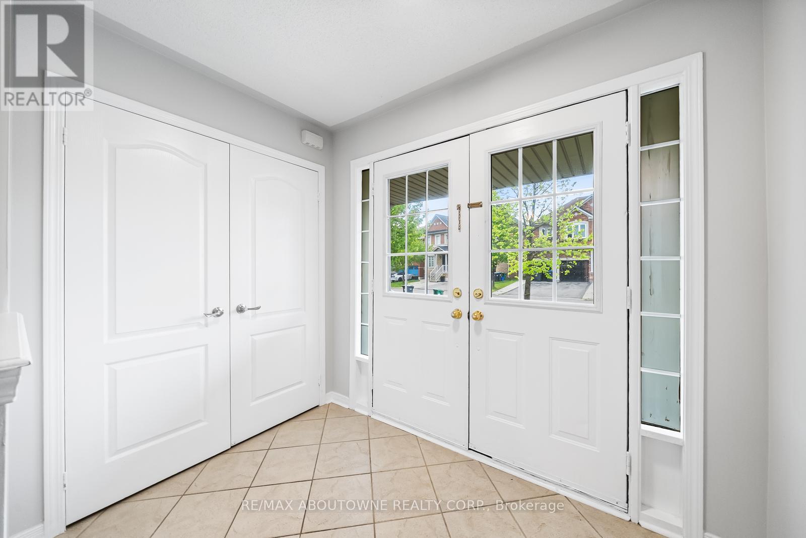 71 Cobblehill Crescent, Brampton, Ontario  L6P 2M3 - Photo 3 - W12159267