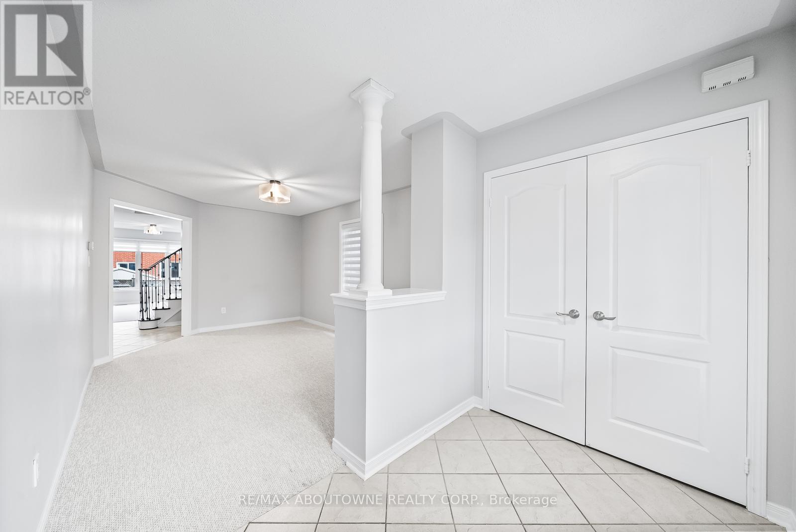 71 Cobblehill Crescent, Brampton, Ontario  L6P 2M3 - Photo 4 - W12159267