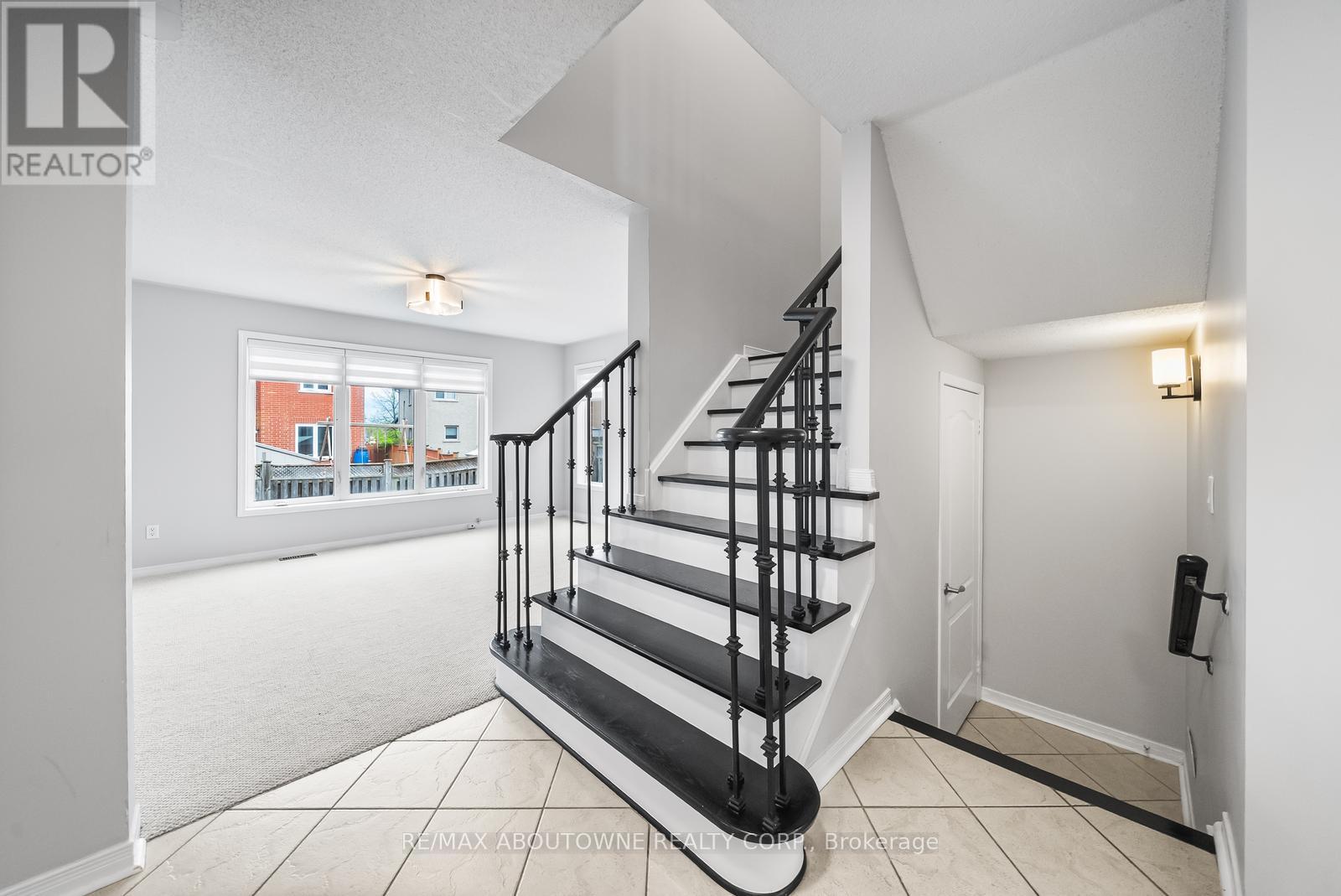 71 Cobblehill Crescent, Brampton, Ontario  L6P 2M3 - Photo 9 - W12159267