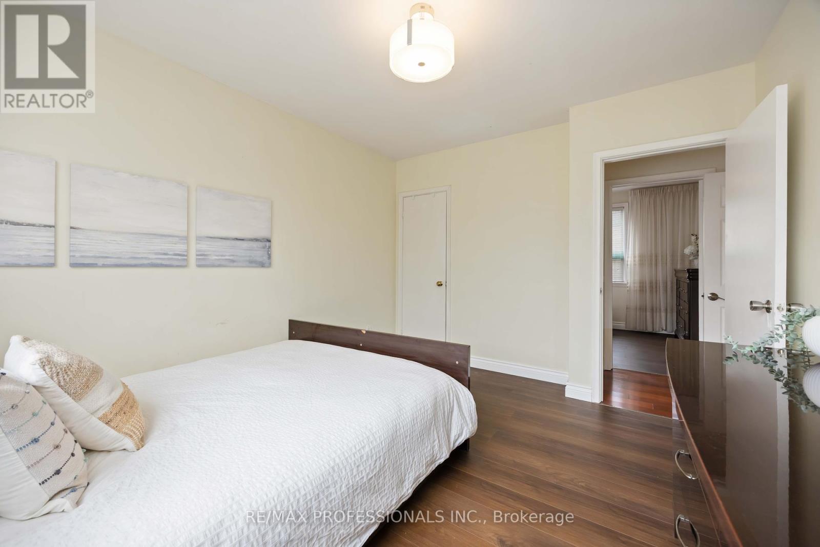 2 Coolhurst Drive, Toronto, Ontario  M9W 4A5 - Photo 11 - W12159307