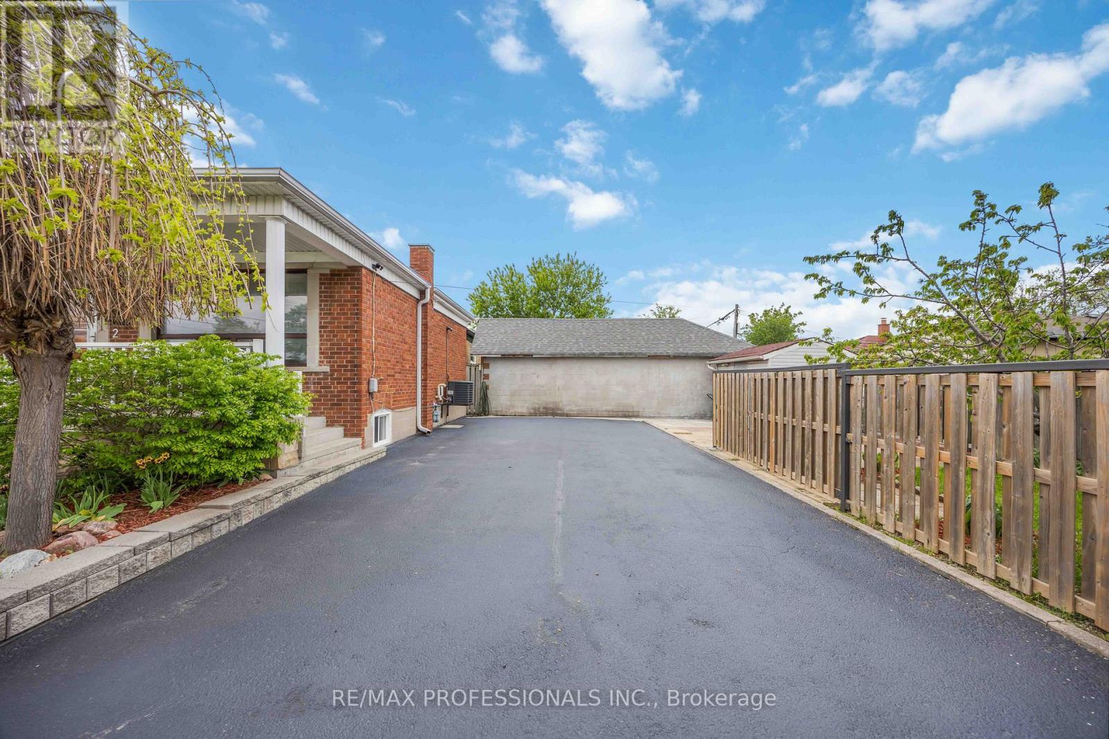 2 Coolhurst Drive, Toronto, Ontario  M9W 4A5 - Photo 26 - W12159307