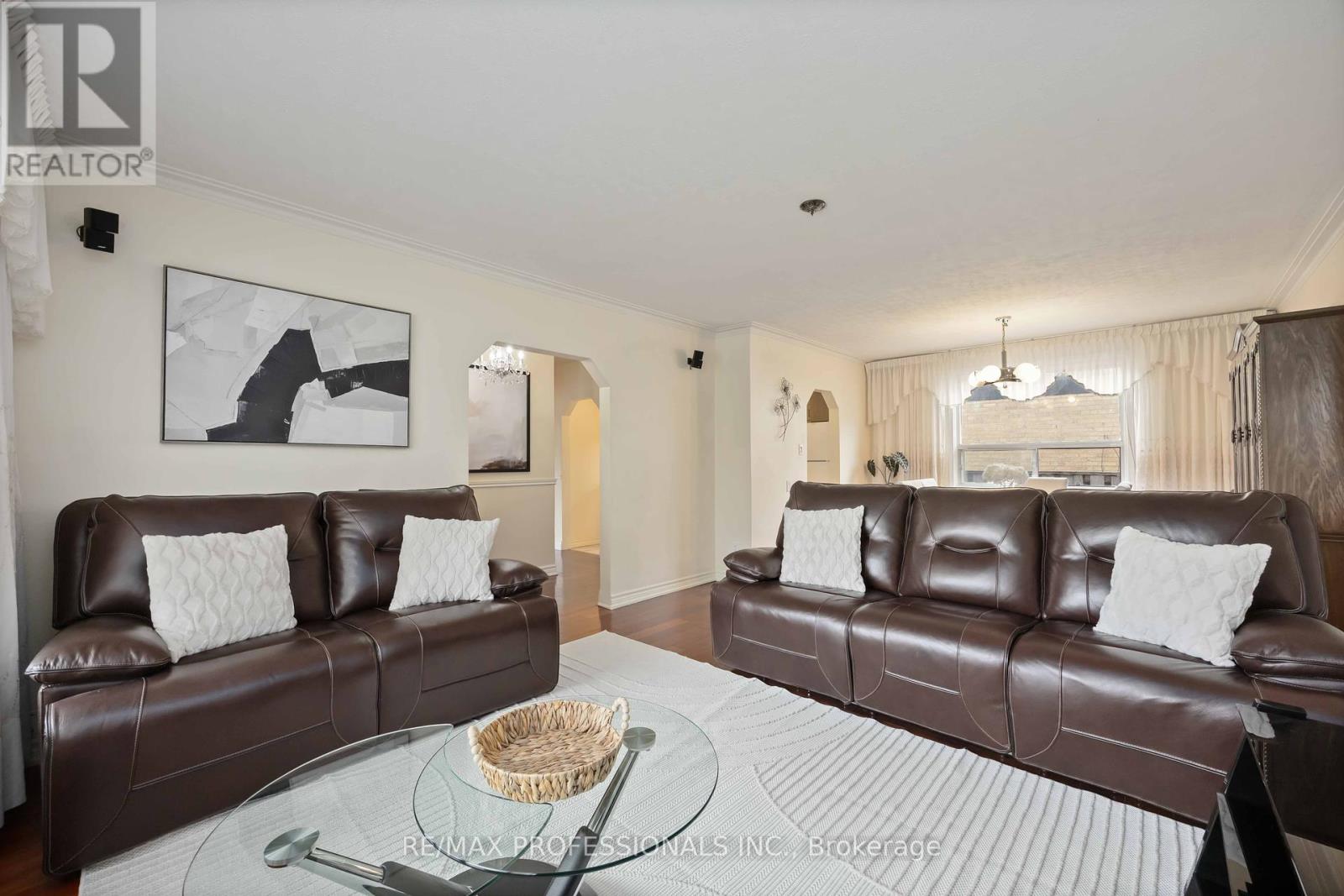 2 Coolhurst Drive, Toronto, Ontario  M9W 4A5 - Photo 3 - W12159307